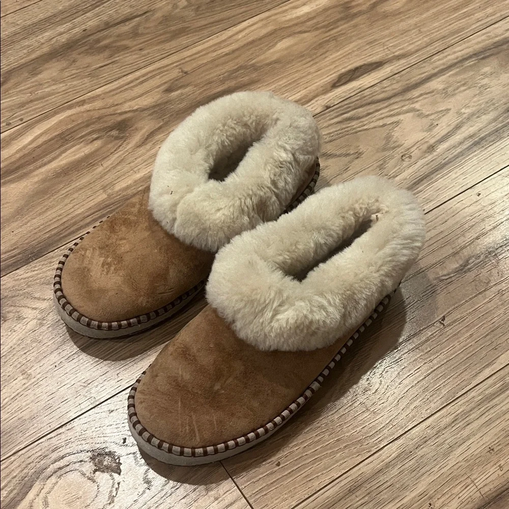UGG Tan Sheepskin Women's Slippers - Picture 1 of 3
